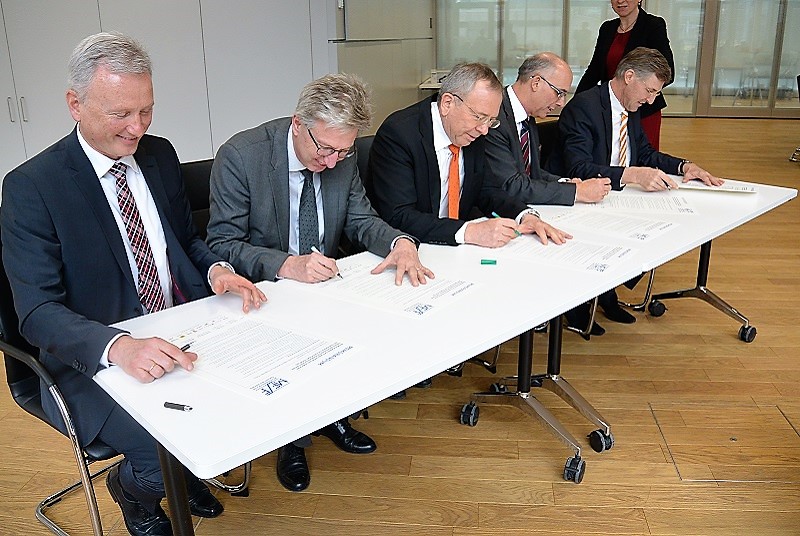Die Unterzeichnung des Memorandums für Frauen in Führung durch die Bayerische Versorgungskammer