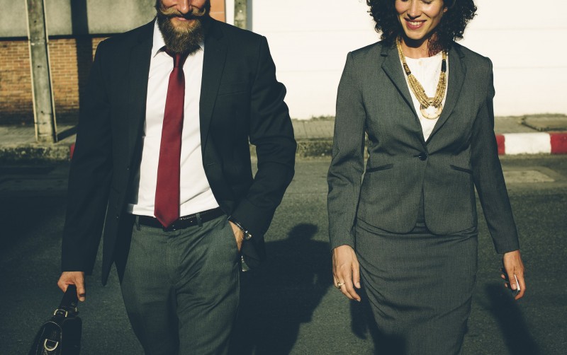 Frau und Mann im Business-Outfit