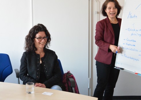Simone Schönfeld (rechts) gibt Mentee Veronika Köpf (links) und Mentorin Gerhild Buchwald-Kraus eine Einführung ins Mentoring
